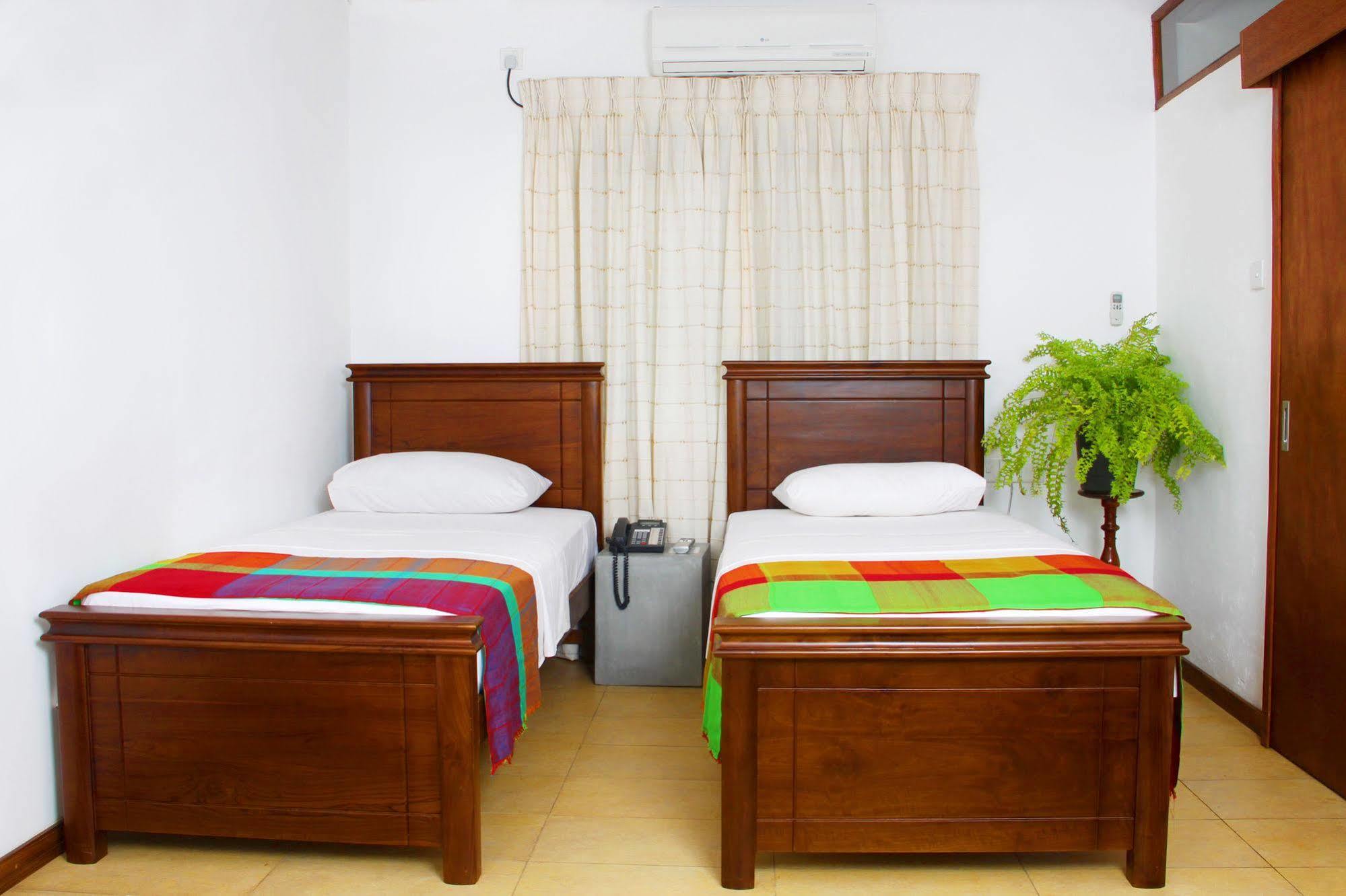 Lodge 19 Negombo Bagian luar foto
