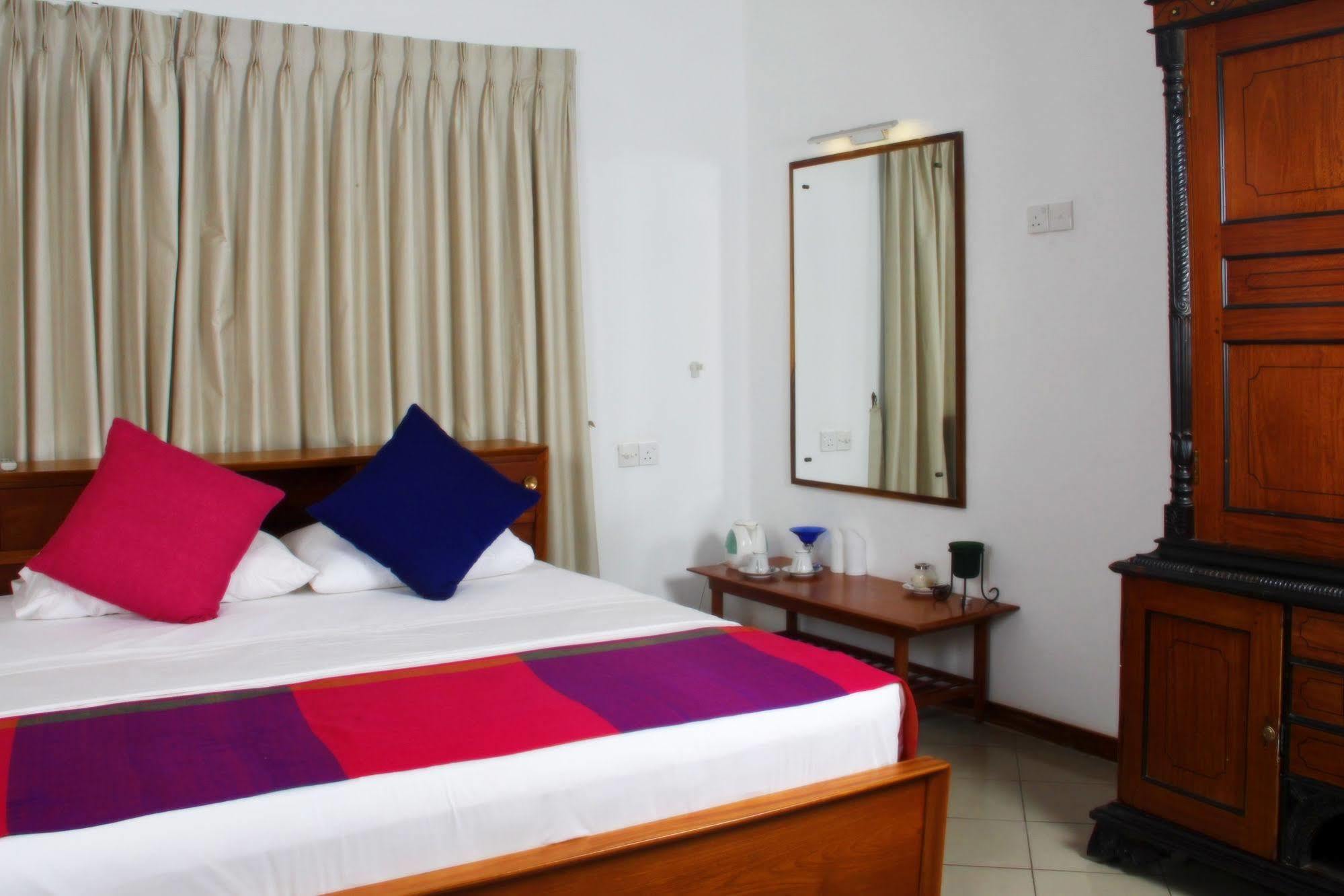 Lodge 19 Negombo Bagian luar foto