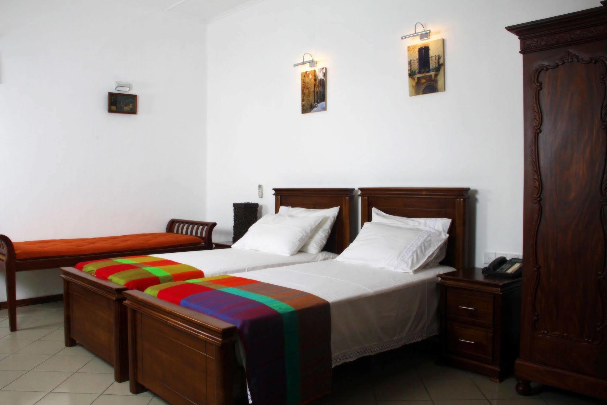 Lodge 19 Negombo Bagian luar foto